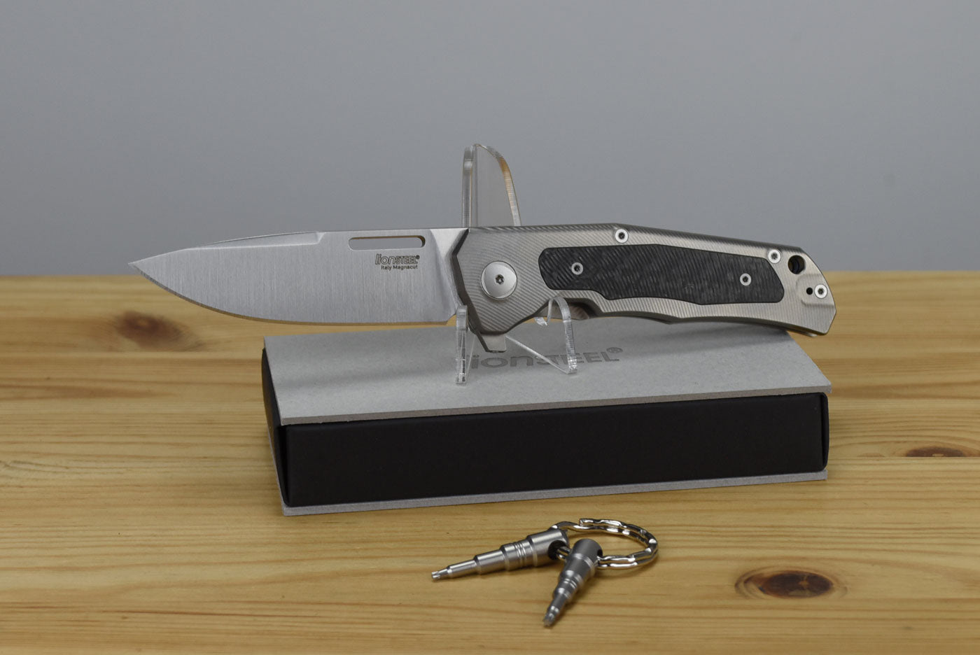LionSteel Q4ttro Folding Knife (Gray Titanium Handle)