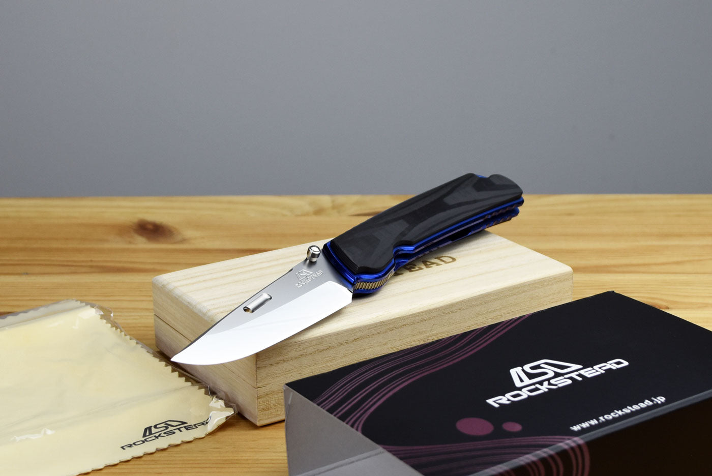 Rockstead HIGO II X-CF-ZDP (BL) Folding Knife (Carbon Fiber Handle)