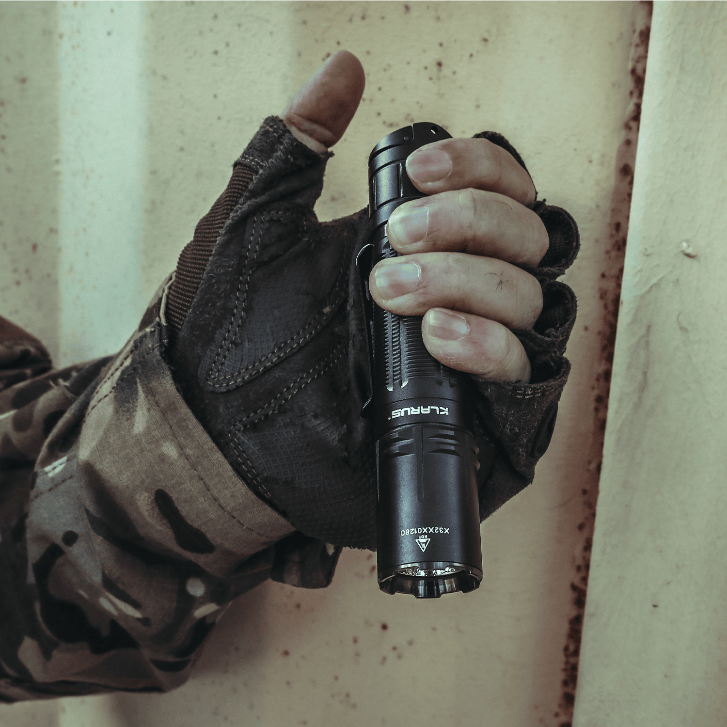Klarus XT2CR PRO one-handed operation