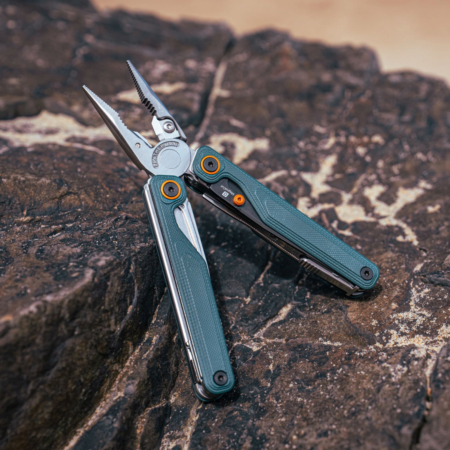 Leatherman Wave® Alpha Multitool (Cascadia Green G10 Handle)