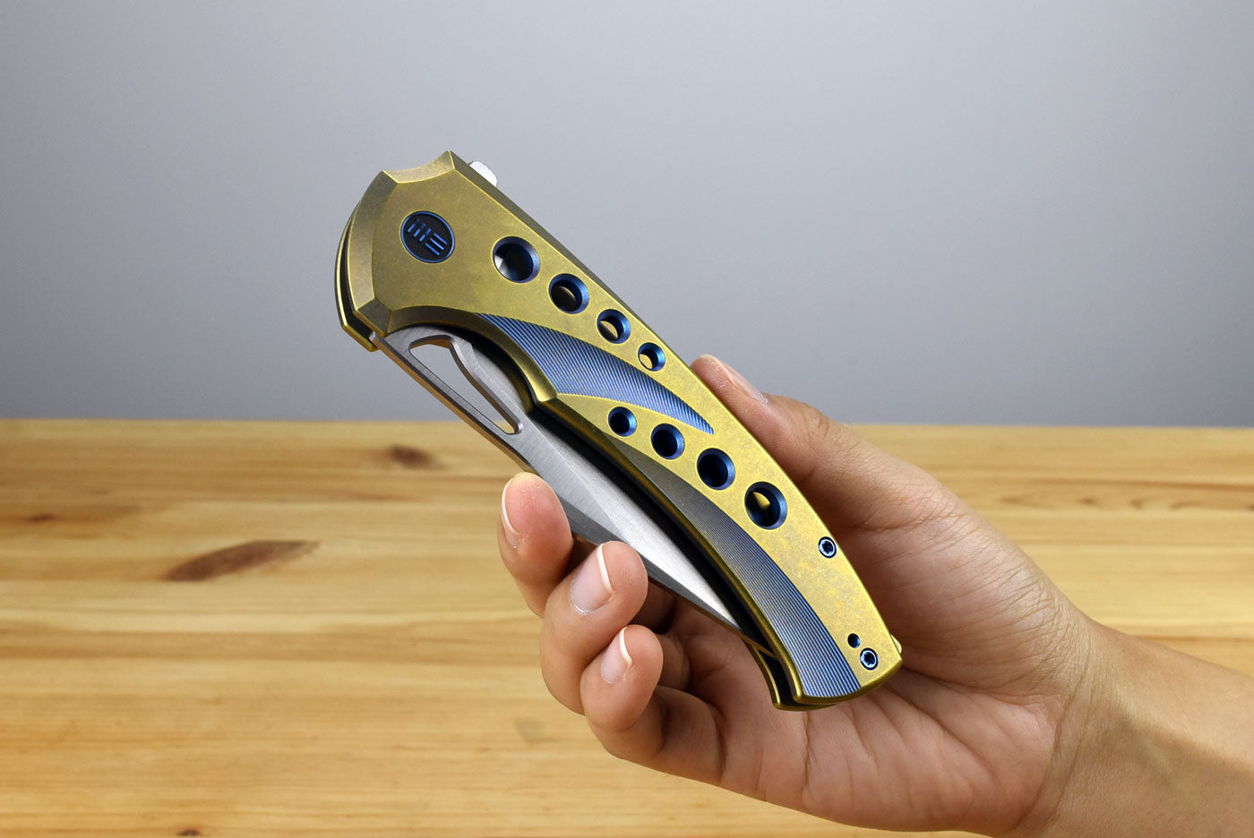 WE KNIFE WE23051-4 Swiftfin (Golden/ Blue Titanium Handle)