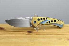 WE KNIFE WE23051-4 Swiftfin (Golden/ Blue Titanium Handle)