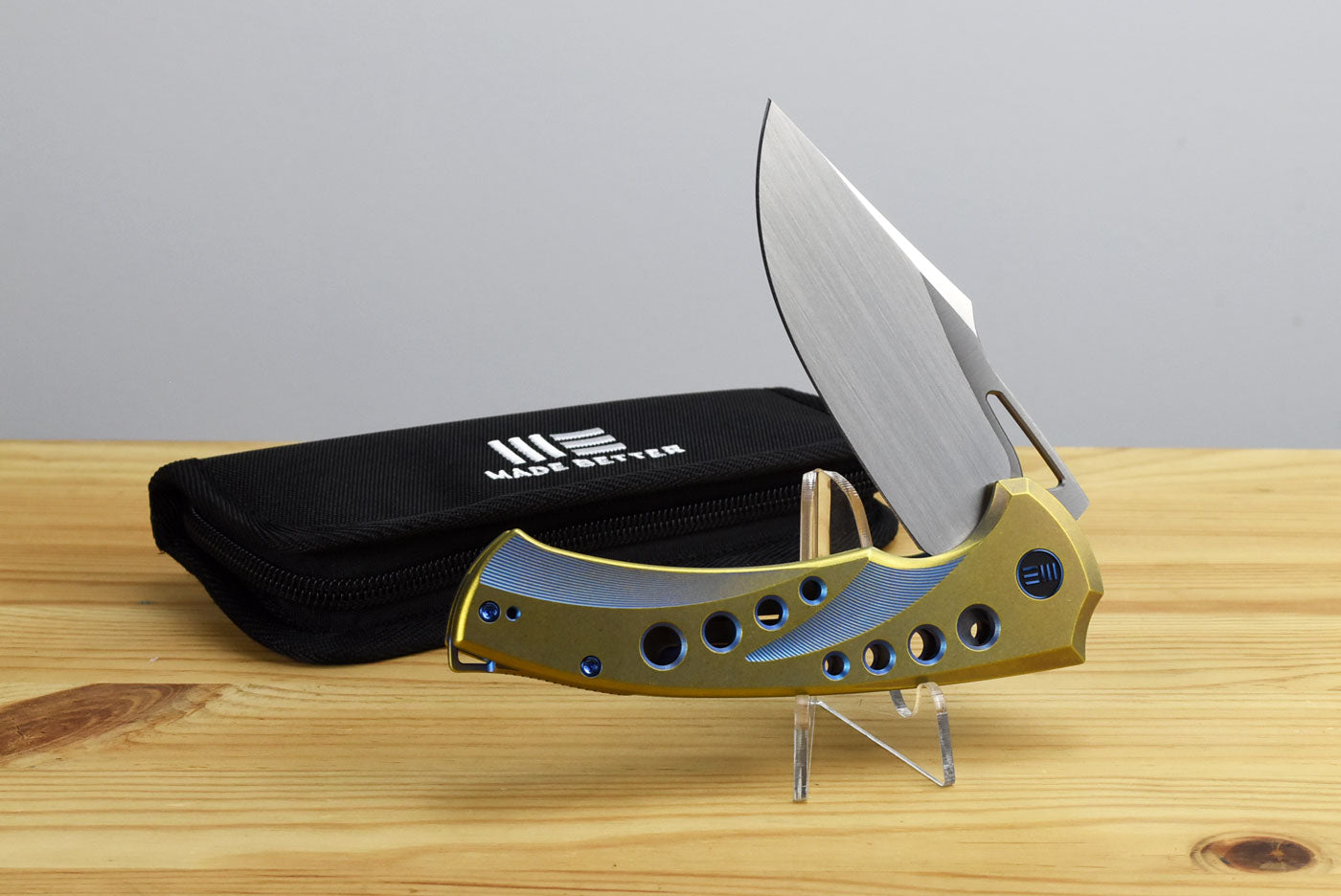 WE KNIFE WE23051-4 Swiftfin (Golden/ Blue Titanium Handle)