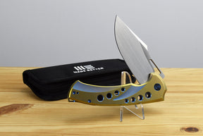 WE KNIFE WE23051-4 Swiftfin (Golden/ Blue Titanium Handle)