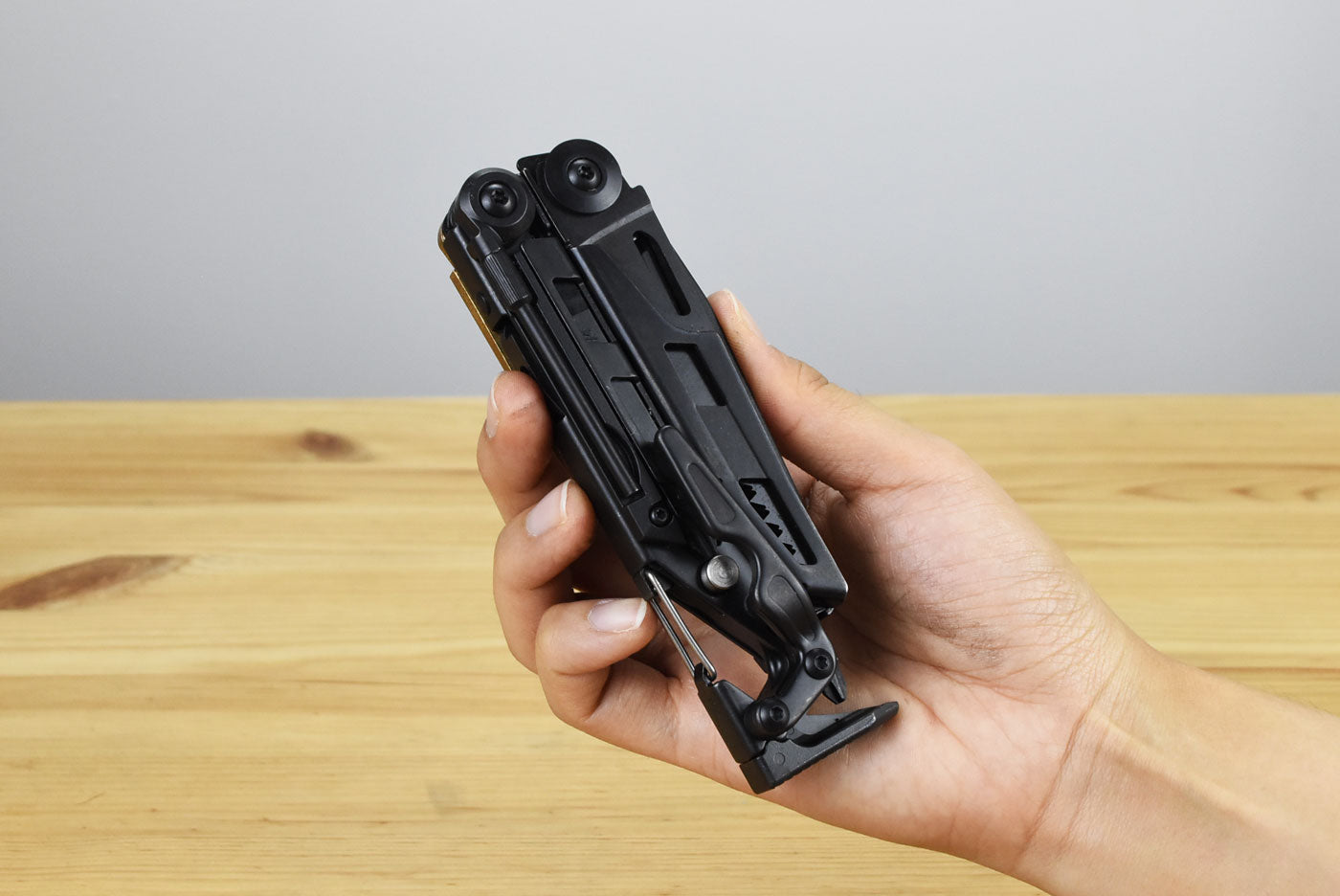 Leatherman MUT Black Multitool (Green MOLLE Sheath)