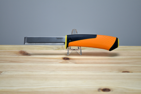 Fiskars 1023619 Heavy duty knife with sharpener (green)